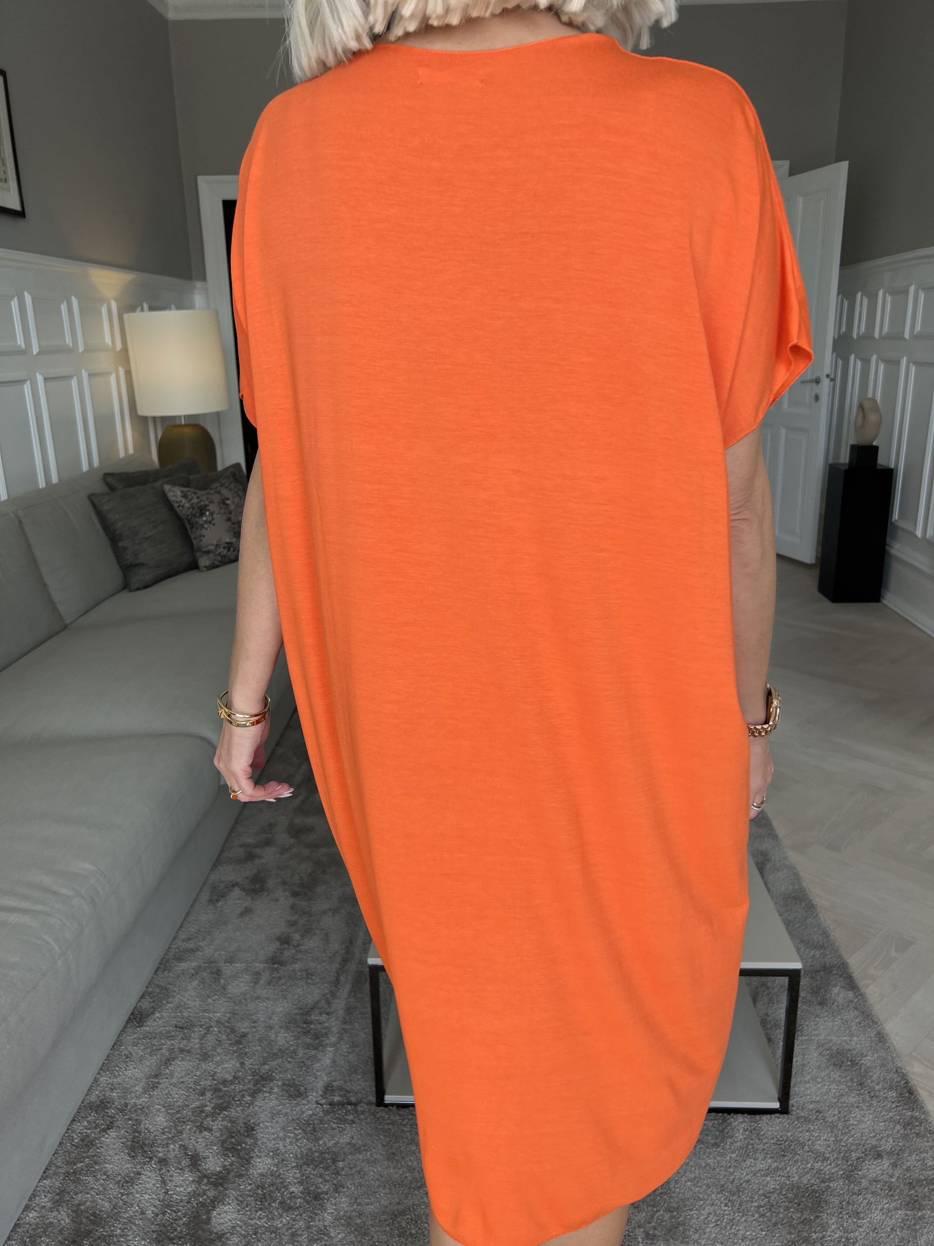 Vogue - Oversized t-shirt klänning i viskos med guldtryck